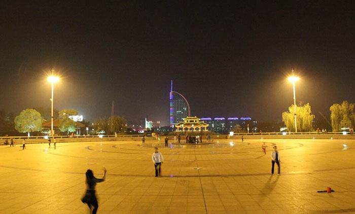 广场宅男视频污污照明效果