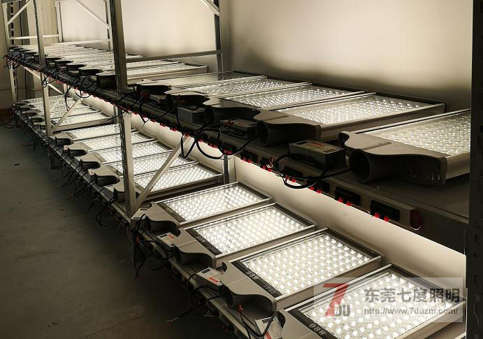 东莞宅男666视频社区照明大功率LED路灯老化效果照片