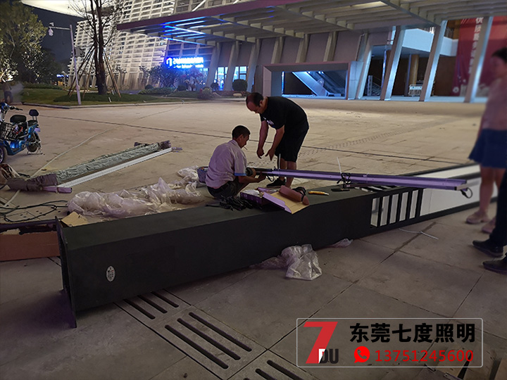 户外广场园林宅男在线观看柱安装现场实拍