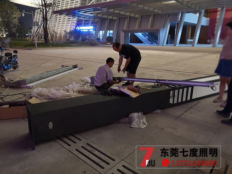 6米方形现代简约LED宅男在线观看柱现场安装实拍图片